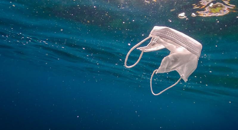 Lassan több eldobott maszk lesz a Földközi-tengerben, mint medúza?!