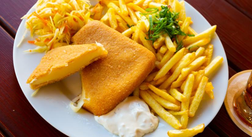 Így panírozd a rántott sajtot, hogy ne folyjon ki: a sajt fajtája is lényeges