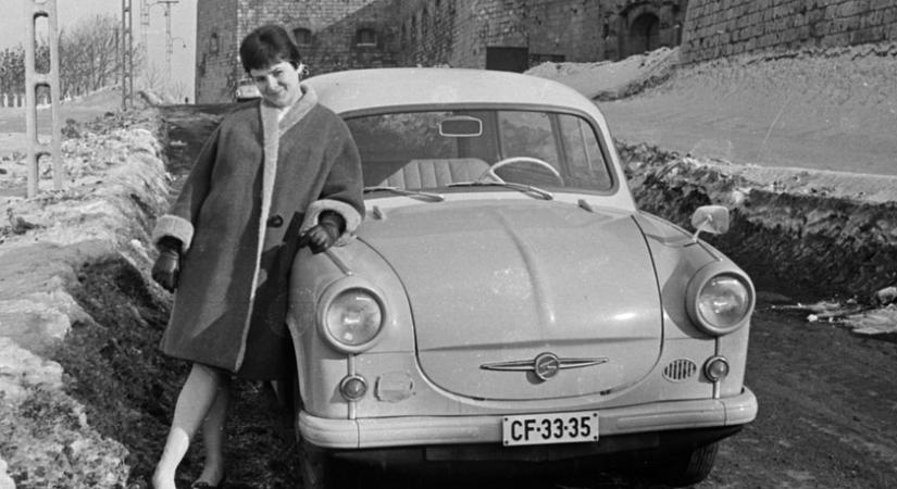 Amikor még büszkén pózoltak az emberek kedvenc Trabantjuk mellett: képeken az ikonikus autó