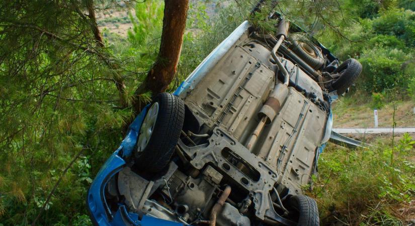 Baleset Véménden: oldalára borult egy autó