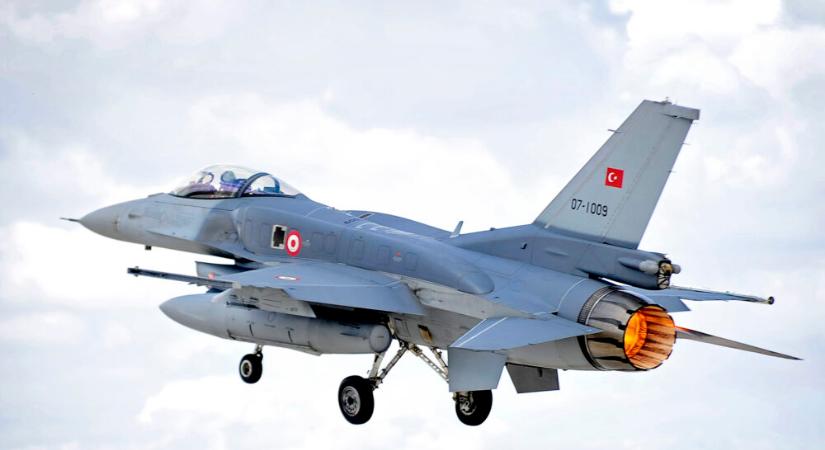 A török légierő tizenhét hónap után először támadott kurd ellenőrzés alatt álló területet Szíriában