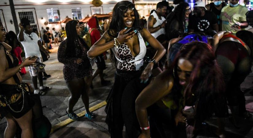 Veszélyhelyzetet rendeltek el Miami Beachen a kontrollálhatatlan bulizó tömegek miatt