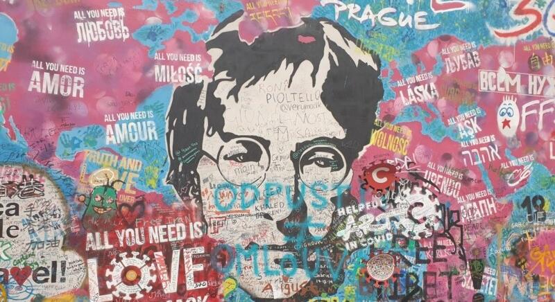 Mit keres John Lennon Prágában?