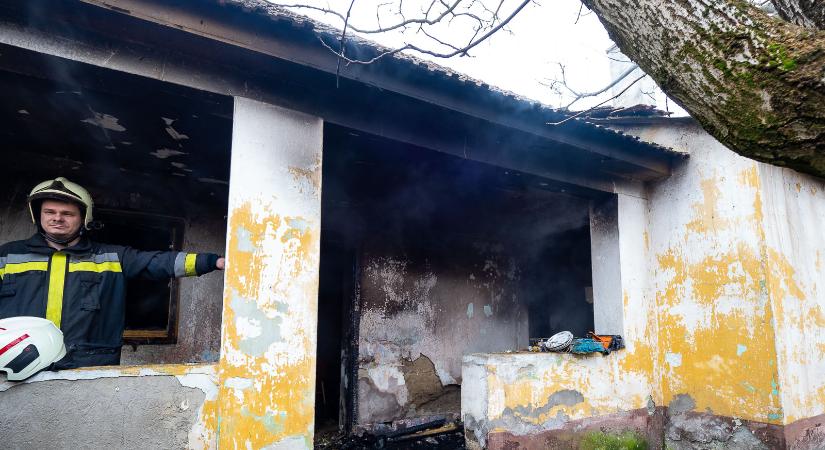 Cigarettacsikk miatt égett ki egy családi ház Katymáron