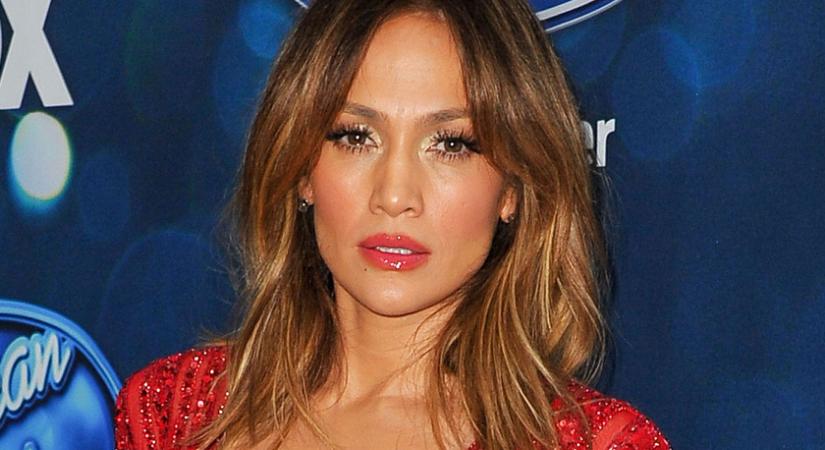 Az 51 éves Jennifer Lopez merészen kivágott ruhában pózolt: szétlájkolták a friss képét