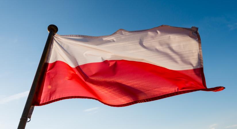 Az Országházra a lengyel zászlót is kitűzik