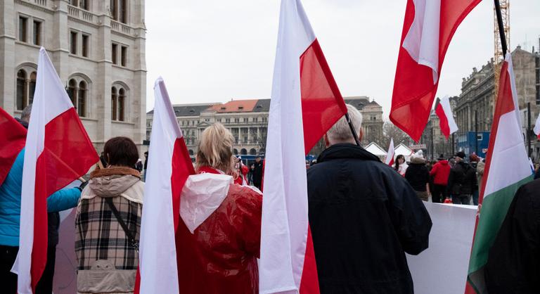 Kitűzik az Országházra a lengyel lobogót