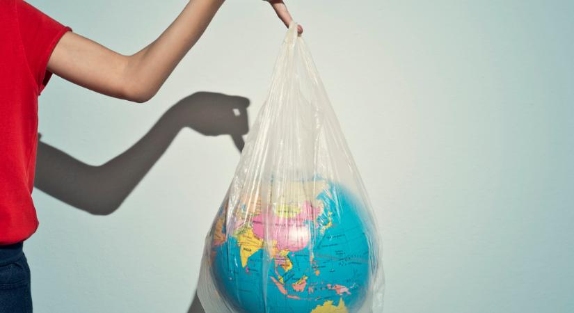 „Szeretnék jól dönteni” – Fluor Tomi és a Greenpeace az eldobható műanyagok ellen kampányol