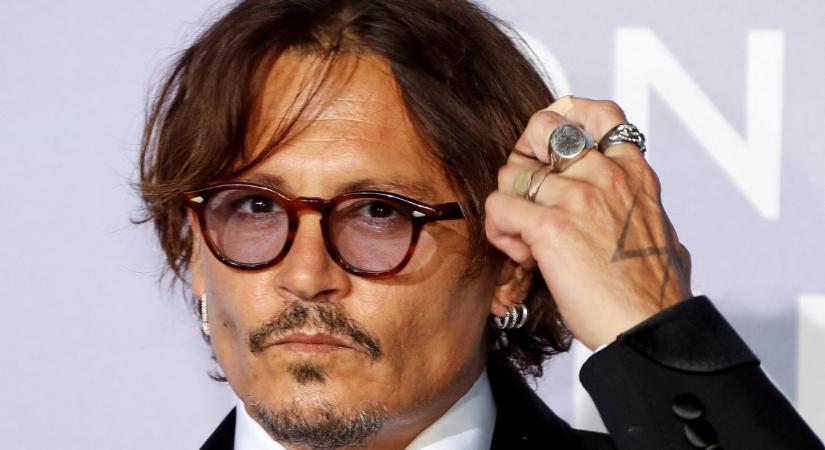 Valaki betört Johnny Depphez, csakhogy lezuhanyozzon és bedobjon pár piát