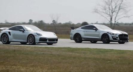 Videó: Mennyi lóerő kell egy Ford Mustang Shelby GT500-nak, hogy legyorsuljon egy Porsche 911 Turbo S-t?
