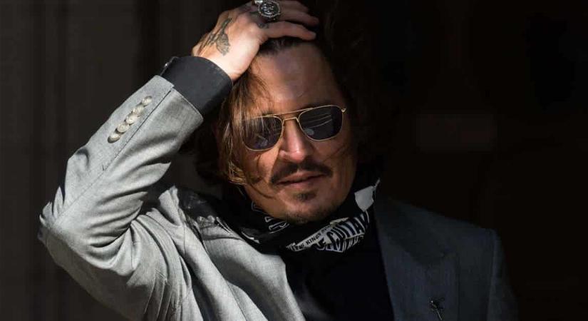 Betörtek Johnny Depphez