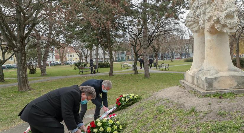 Koszorúzás a lengyel-magyar barátság emlékművénél