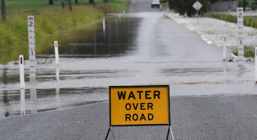 Évtizedek óta nem látott árvíz pusztít Ausztráliában