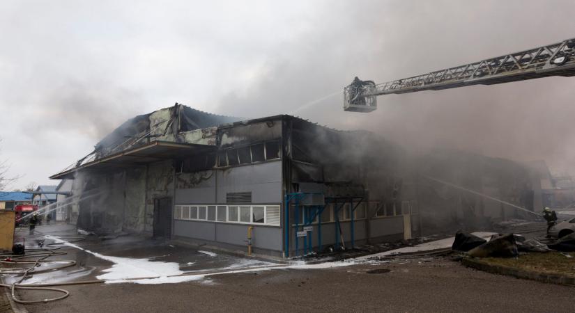 Hatalmas tűz pusztít egy soproni üzemcsarnokban, sárvári és szombathelyi tűzoltók is segítenek