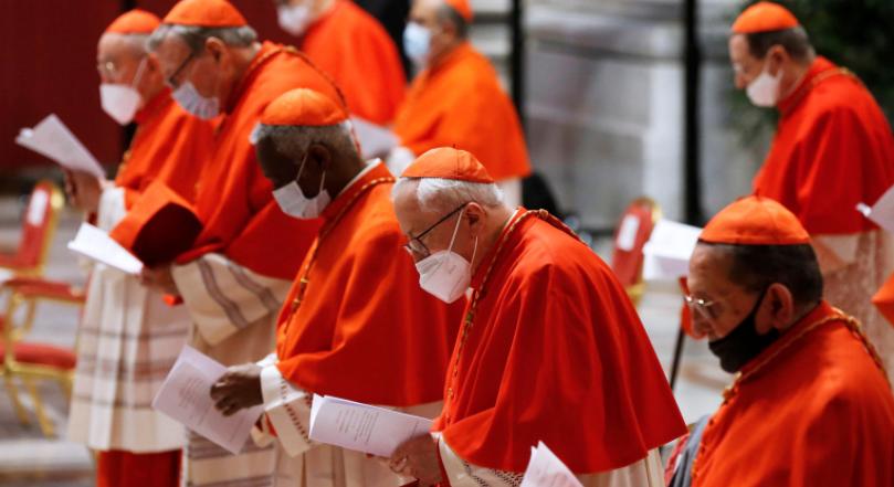 Vatikán a munkahelyek megóvása érdekében csökkenti a papok és a bíborosok fizetését