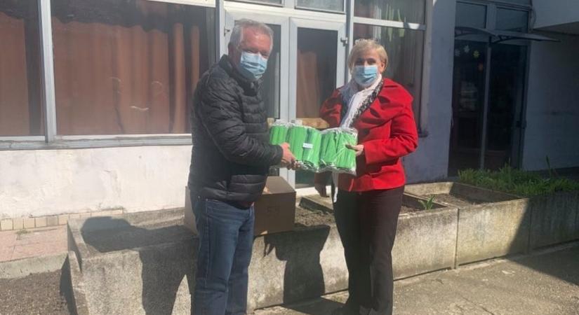 Négyszáz mosható maszkot kapott az idősek otthona
