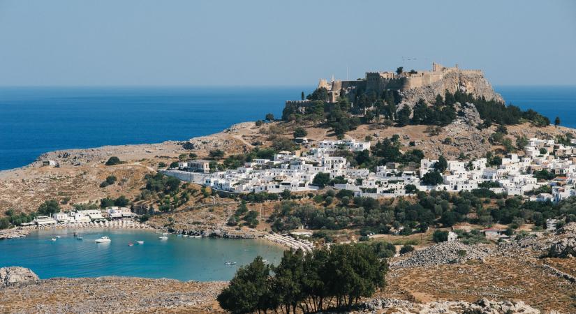 Tesztként küldenek Görögországba 200 turistát, hogy lássák, életszerű-e a nyári turizmus