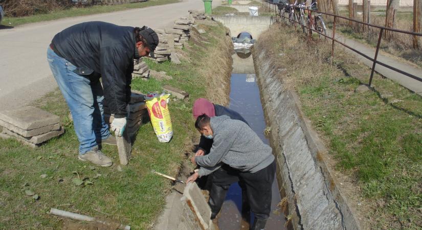 Belvízelvezető árkokat is javítanak Jászladányon