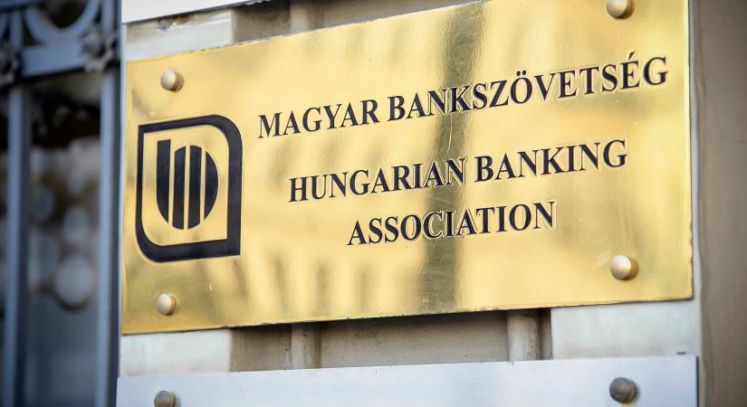 A Magyar Bankszövetség SMS-ben terjedő adathalász csalókra figyelmeztet
