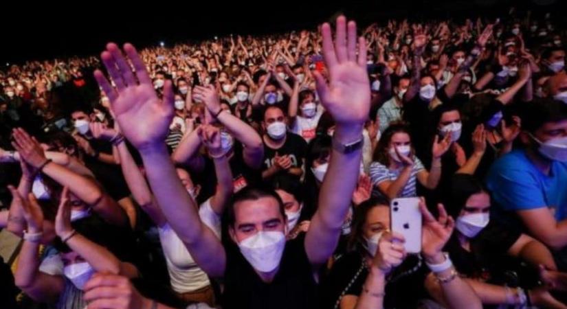Mint a heringek: hatalmas tömeg zsúfolódott össze a barcelonai tesztkoncerten