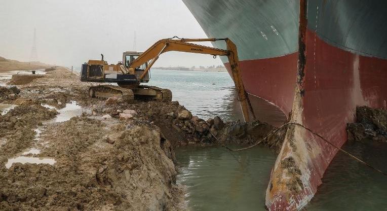 „Videojáték” készült a Szuezi-csatornán beragadt óriáshajóról, hibátlanul visszaadja a tehetetlenség érzését