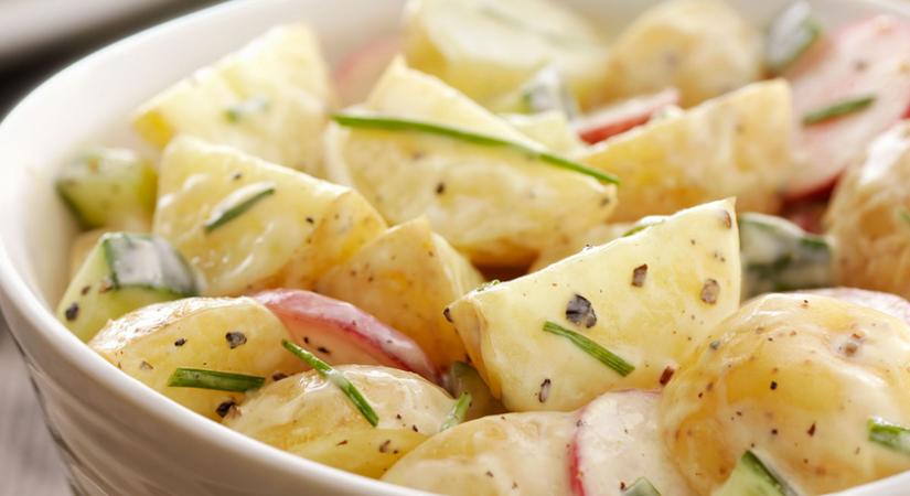 10 isteni krumplisaláta: fűszeresen, krémesen és ecetesen is készülhet a nagy kedvenc