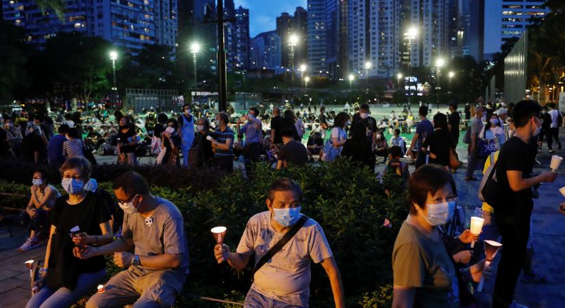 A rendőrség paprikaspray-vel oszlatta a tömeget a betiltott hongkongi megemlékezésen