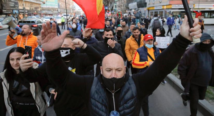Bukarestben kirakatokat törtek, Pitestiben a magyarellenes szövegeket skandáltak a korlátozások ellen tüntetők