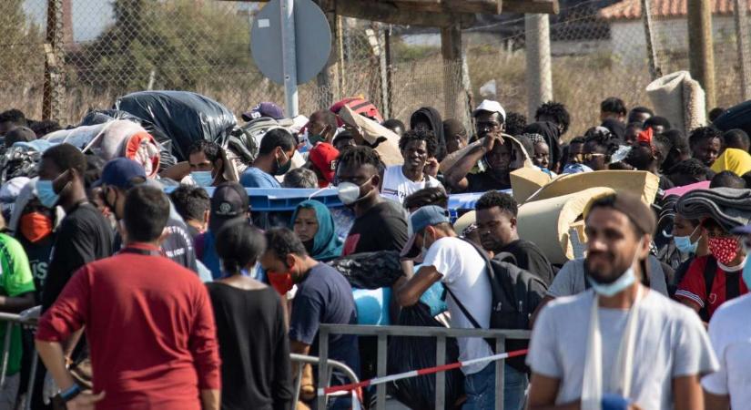 Májusban kezdődik a migránsok beoltása Görögországban
