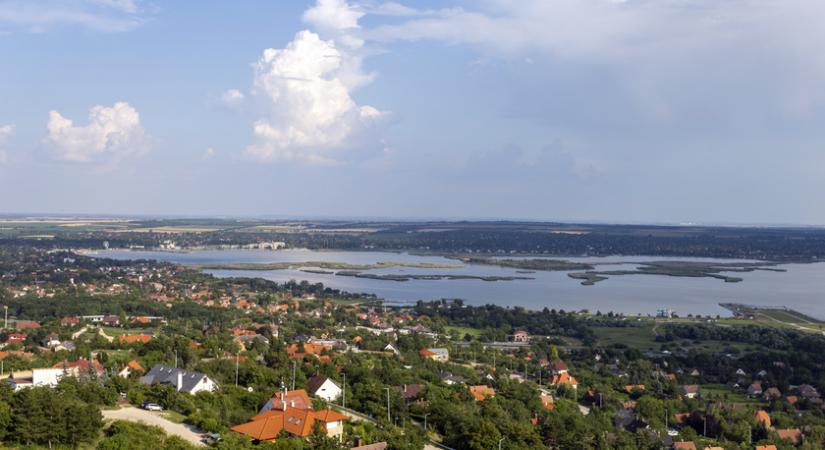 10 kérdéses kvíz Magyarország földrajzáról: természetes vagy mesterséges a Velencei-tó?