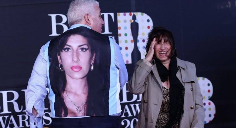Mielőtt megkopnának az emlékei, Amy Winehouse anyja még mesél a lányáról