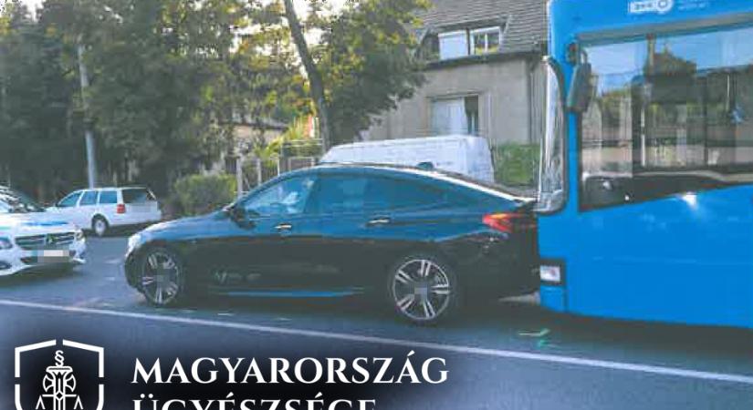 Véres karokkal, zúzódásokkal szálltak le a buszról, miután a BMW-s büntetőfékezett előttük - fotó
