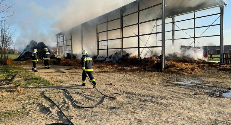 Fotók: hatalmas lángok pusztítóttak egy gérci mezőgazdasági telepen