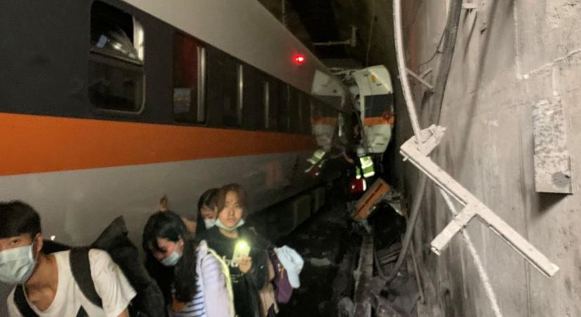Súlyos vonatbaleset Tajvanban: legalább 36-an meghaltak, sok a sérült is