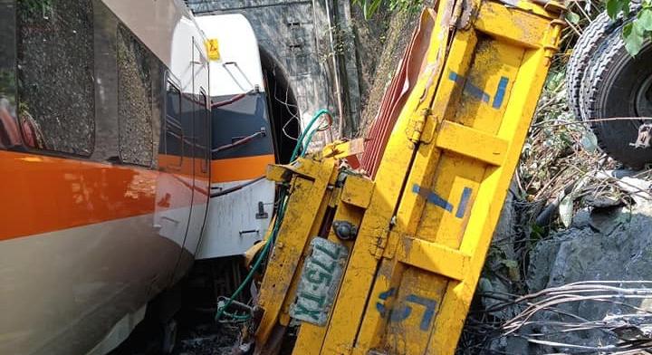 Borzalmas vonatbaleset történt Tajvanon, rengeteg az áldozat