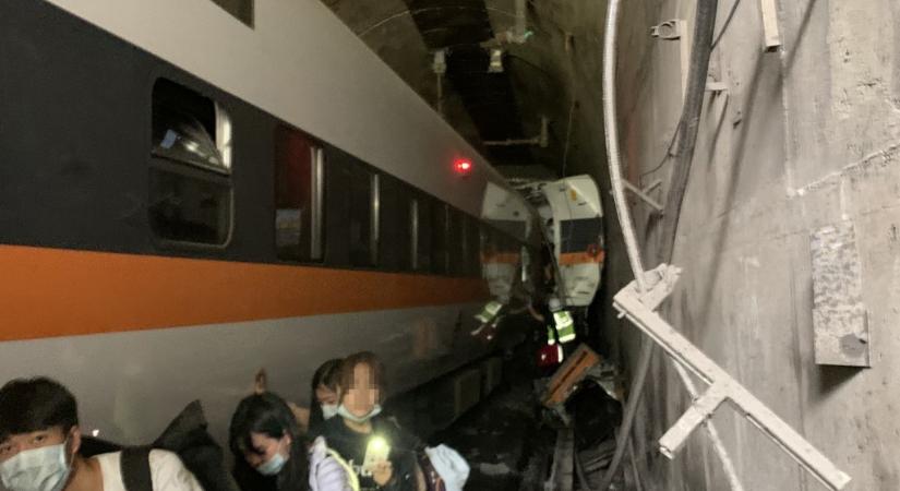Legalább harminchat halott egy tajvani vonatbalesetben