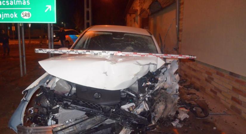 Autós üldözés Mélykúton: házfalnak csapódott a menekülő autós - kép