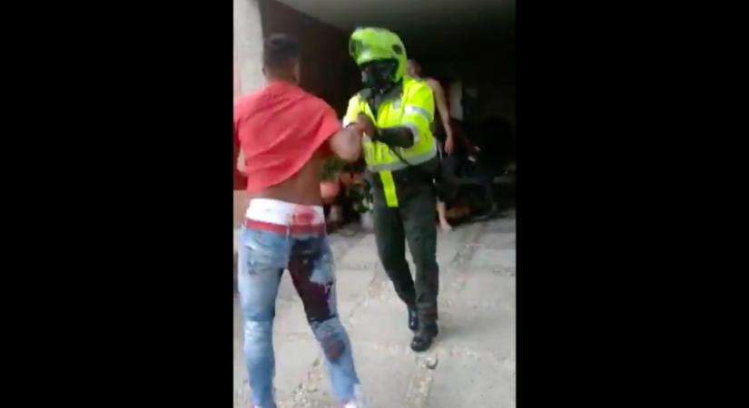 Csupa vér volt a kolumbiai focista, amikor letartóztatták a rendőrök - videó