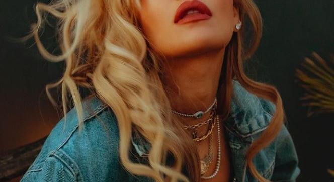 Mellbimbót villantott Rita Ora - Fotók