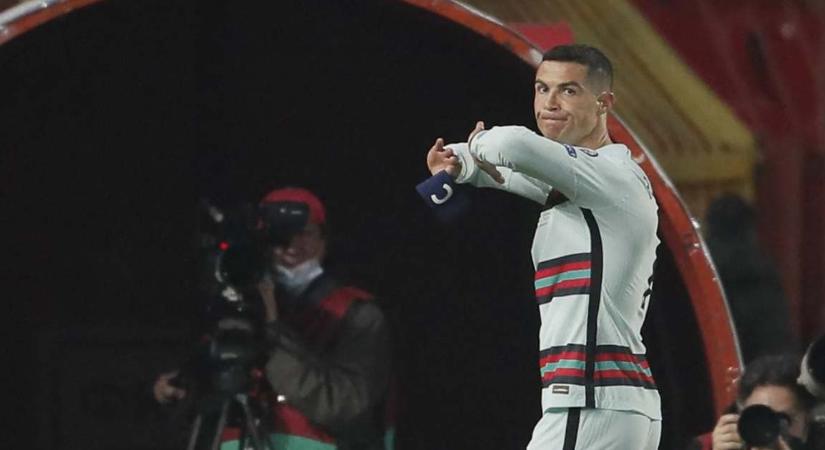 75 ezer dollárért kelt el Cristiano Ronaldo földhöz vágott karszalagja