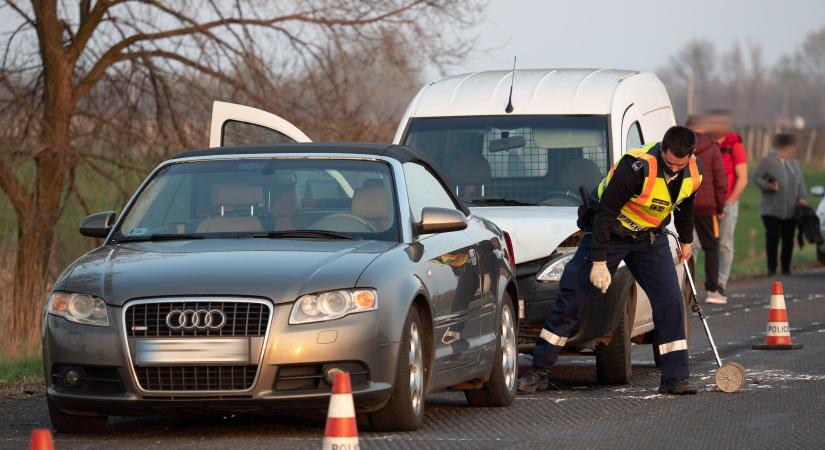 Baleset az útfelújításnál: Két autó ütközött az 53-as főúton Kiskőrös és Soltvadkert között