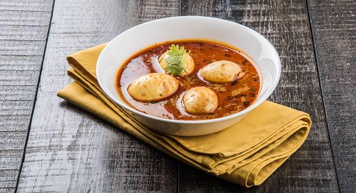 Indiai tojásos curry – édesburgonyával és hideg joghurttal a tetején lesz igazán finom