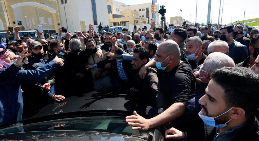 Jordánia: az extrónörökös házőrizetbe, számos befolyásos hivatalnok rács mögé került