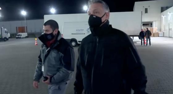 Éjszakai műszakban Orbán Viktor: most vakcinakiszállító teherautókat nézett meg
