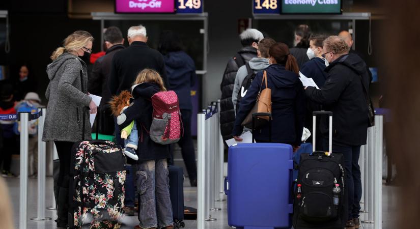 Színkódos rendszerrel tervezi a külföldi utazások újbóli engedélyezését Nagy-Britannia