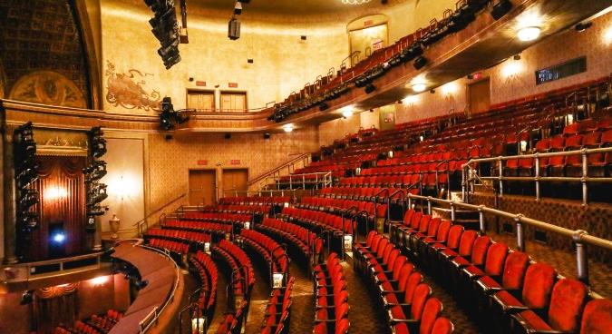 Több mint egy év után újranyitott egy színház a Broadway-n – Ünnepelt a közönség
