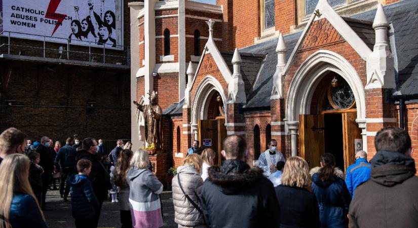 Nagypéntek után húsvétvasárnap is összegyűltek a hívők az egyik londoni templomban, újra megjelentek a rendőrök