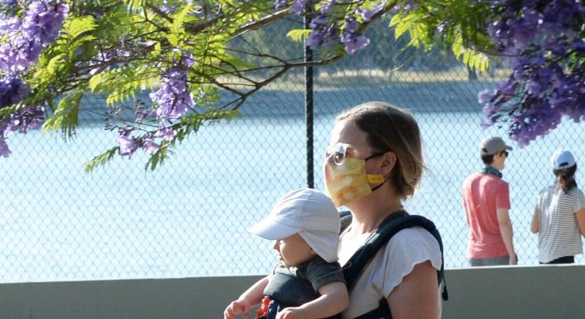 Elijah Woodék kisbabája is sétált egyet a hétvégén