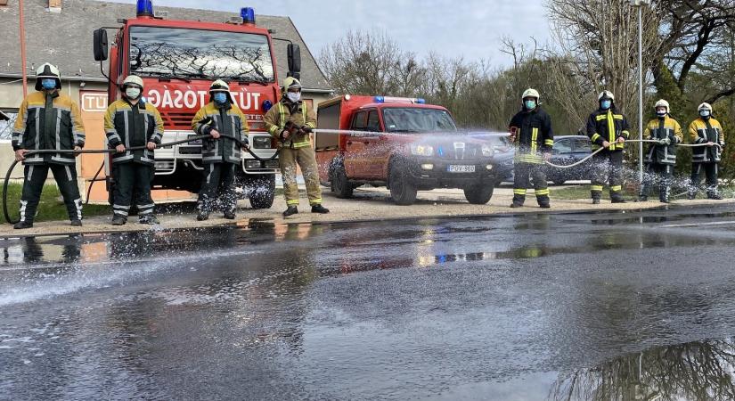 A csákvári tűzoltók idén virtuálisan locsolkodtak