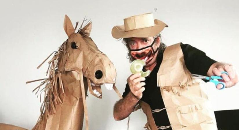 Papírtáskákból csinált lovat és cowboy-kosztümöt a karantén alá vont ausztrál díszlettervező